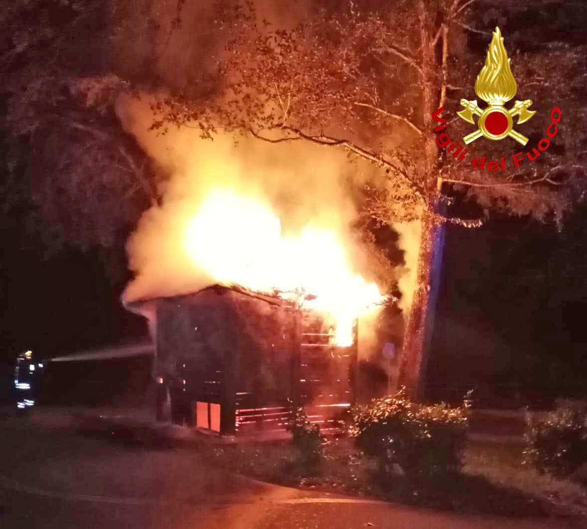 Serra San Bruno, a fuoco una struttura in legno nell'area della Certosa