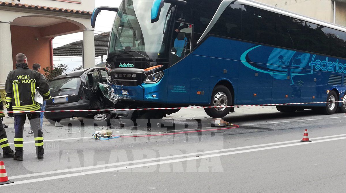 Autobus fuori strada nel Reggino, travolte tre auto sulla SS106 – VIDEO