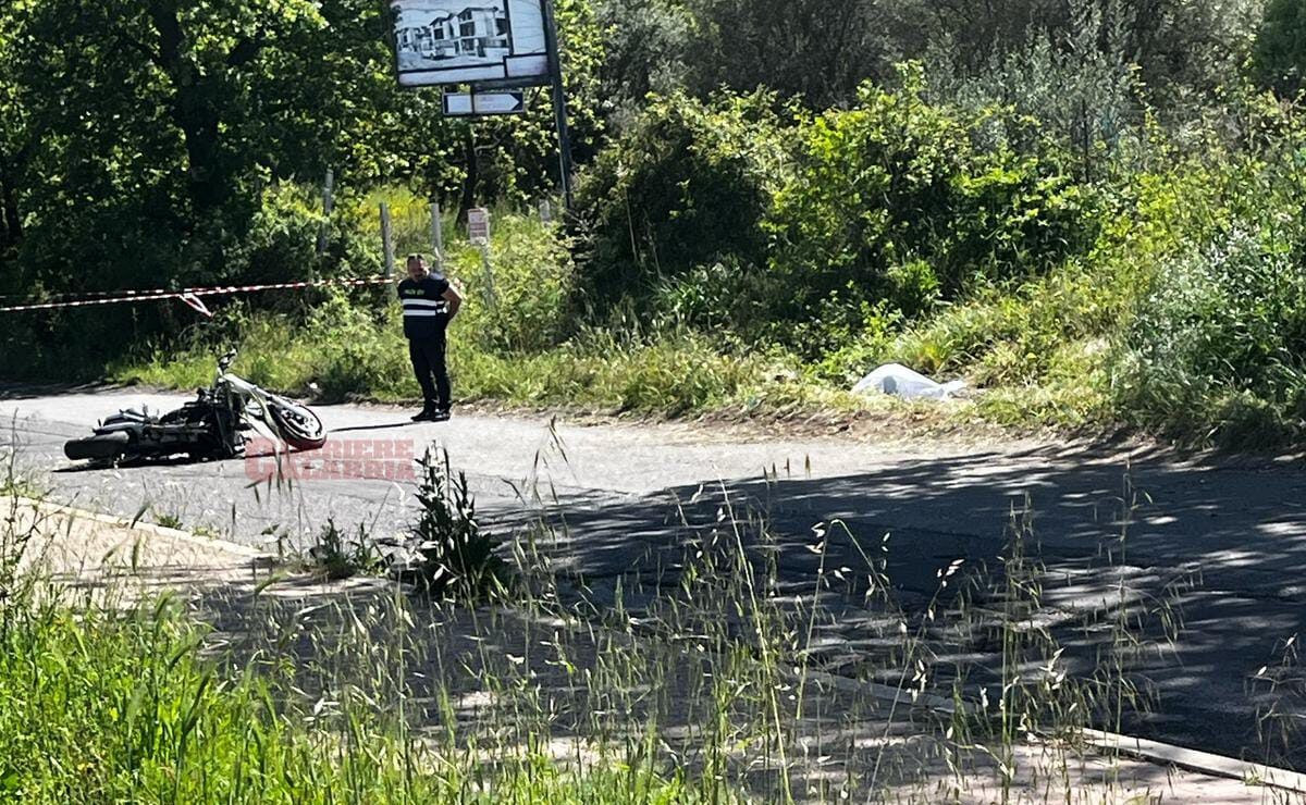 Tragico incidente nel Cosentino, muore un centauro