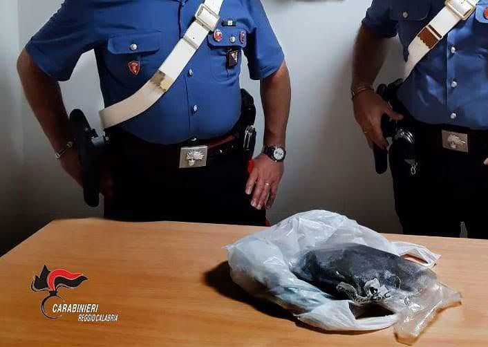 Beccati dai Carabinieri a scambiarsi mezzo chilo di marijuana