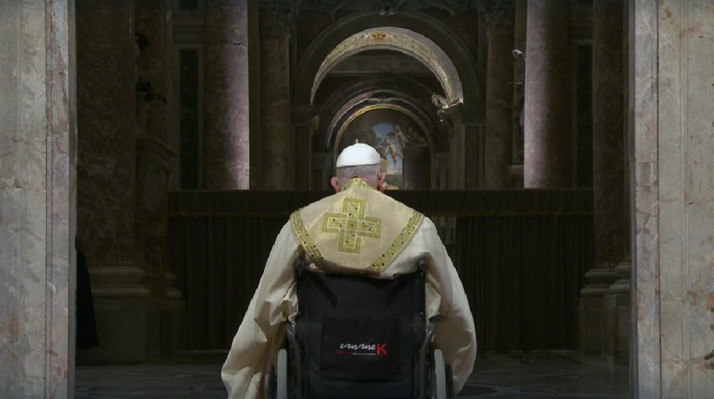 Papa Francesco ha aperto la Porta Santa: inizia ufficialmente il Giubileo