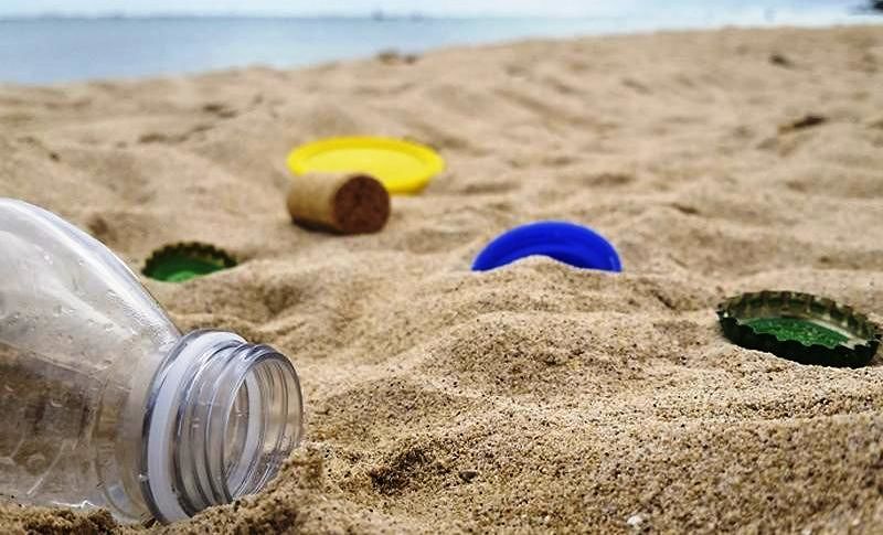 La piaga della plastica sulle spiagge: nel 2025 raccolti oltre 56 mila rifiuti