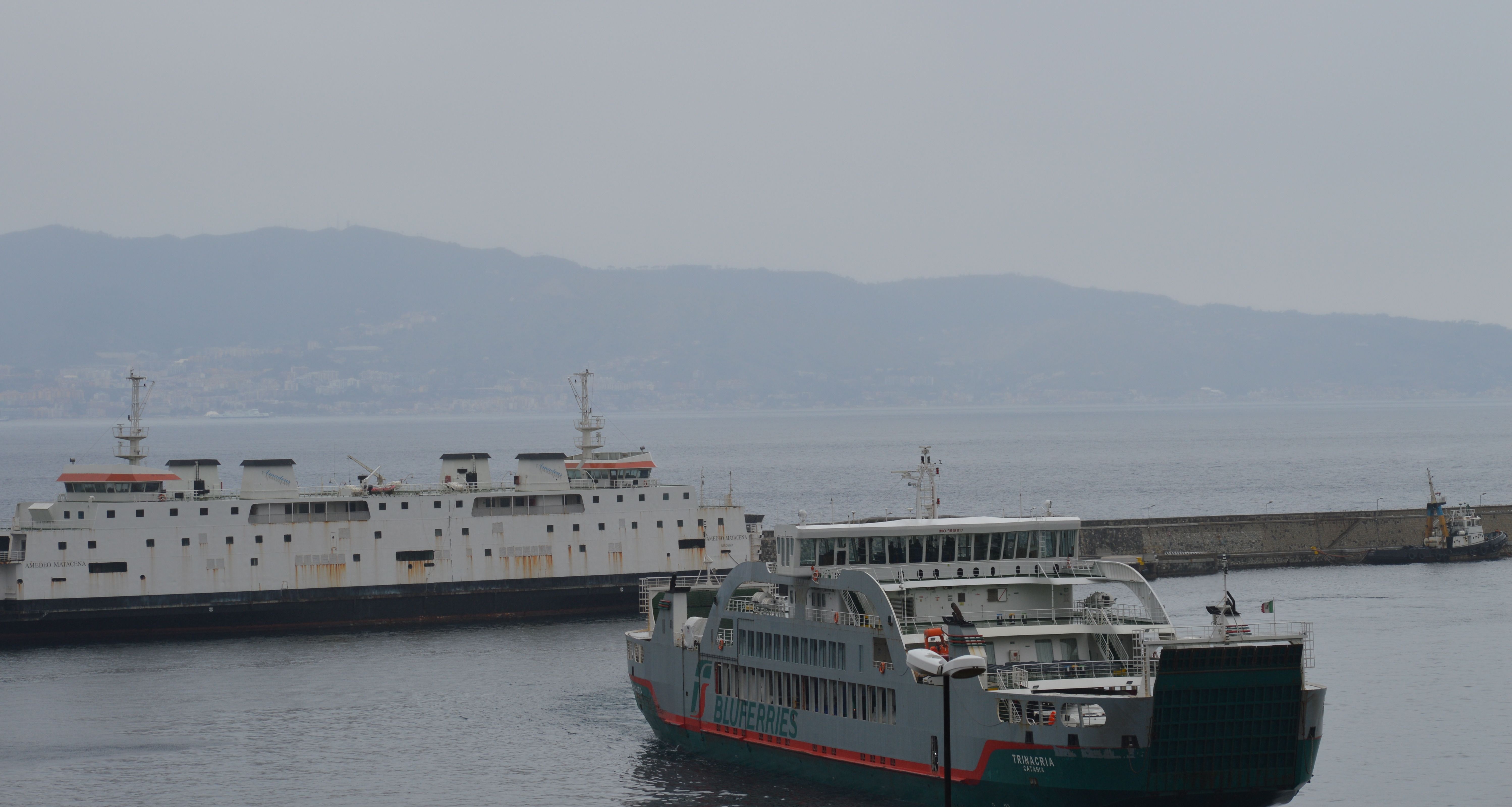 Coronavirus, famiglie bloccate a Villa San Giovanni: traffico tir dirottato al porto di Reggio Calabria