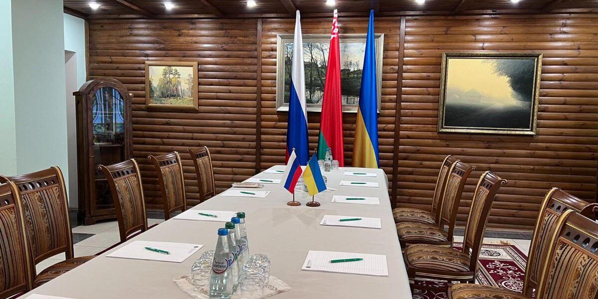 Mosca: «Parti vicine alla neutralità». Kiev smentisce