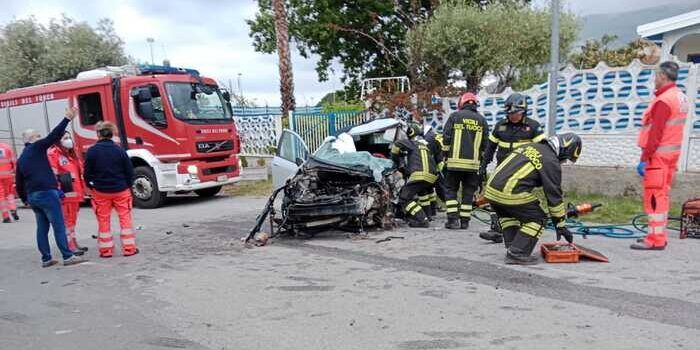 Si ribalta con l’auto e sbatte contro un muro, giovane perde la vita a Joppolo
