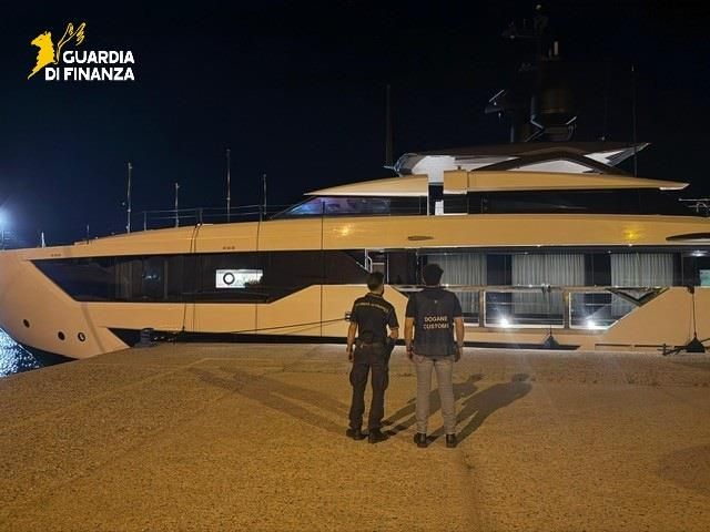 Roccella Jonica, yacht di lusso sotto sequestro per contrabbando: evasi oltre 2 milioni di euro