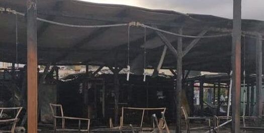 Paola, un rogo distrugge il lido “Movida”