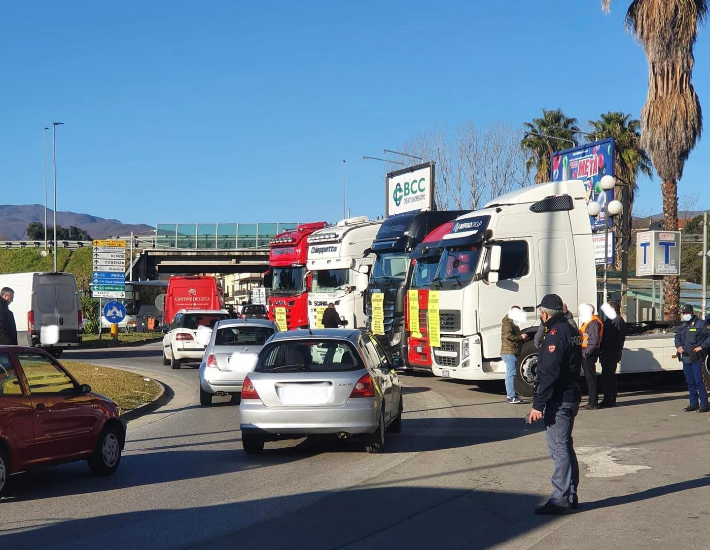 Caro carburanti, tir parcheggiati allo svincolo dell’A2 di Rende – FOTO
