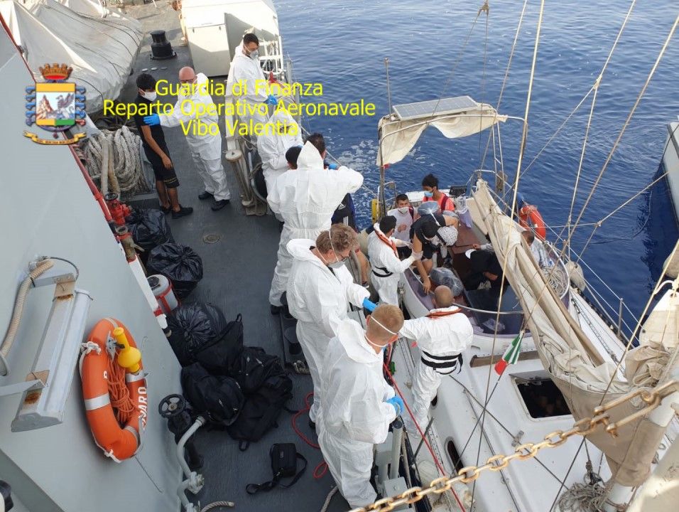 Crotone, intercettati 28 migranti a bordo di un’imbarcazione. Fermati due presunti scafisti