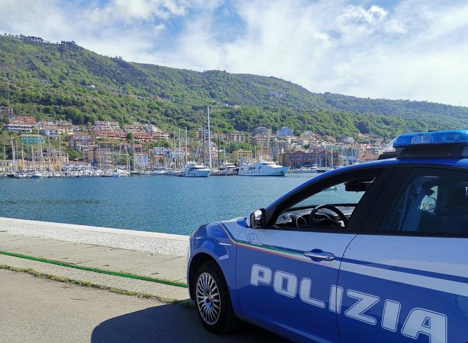 Aggredisce un coetaneo con un tirapugni sulla spiaggia di Bivona, denunciato un minore