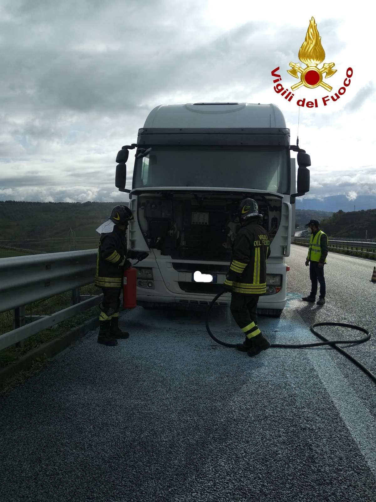 Tir va in fiamme sulla A2 nel Vibonese, incendio domato dai vigili