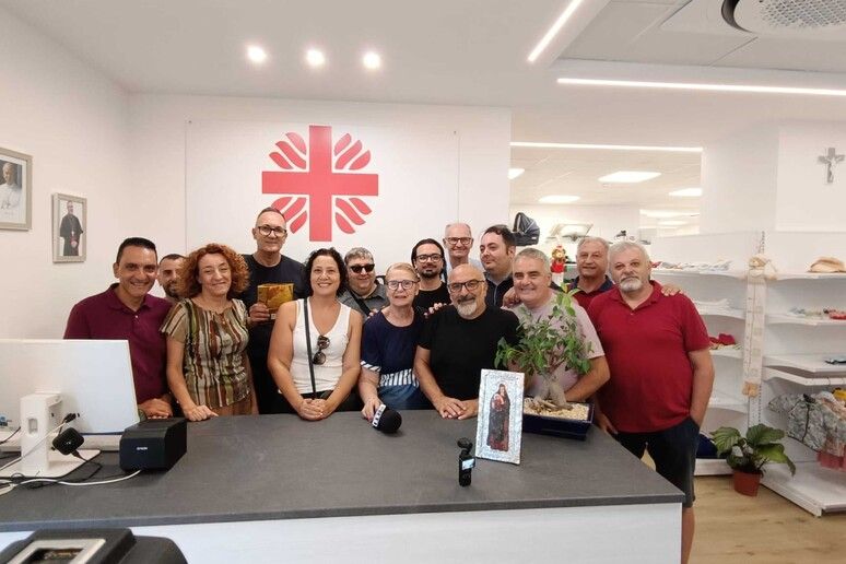 Crotone, giornalisti-attori donano 4mila euro alla Caritas per l’emporio solidale