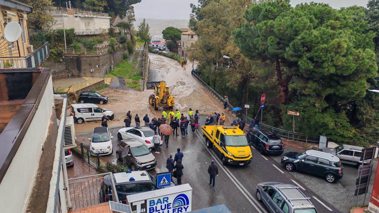 Nubifragio, richieste di soccorso da tutto il Catanzarese: frana sulla SS106 in prossimità della Galleria di Copanello – VIDEO e FOTO