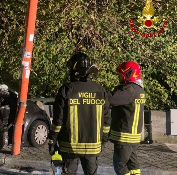 Auto sbanda e finisce contro la condotta del gas nel Cosentino, un ferito