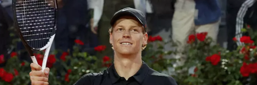 Sinner “zoppica” ma rimonta e vince: a Roma è finale