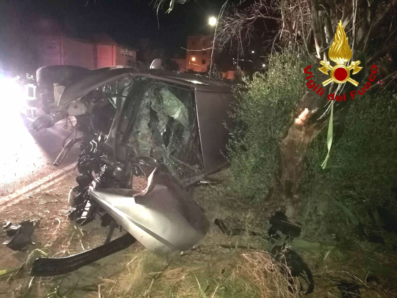 Incidente nella notte sulla SS106, un'auto contro un albero nel catanzarese