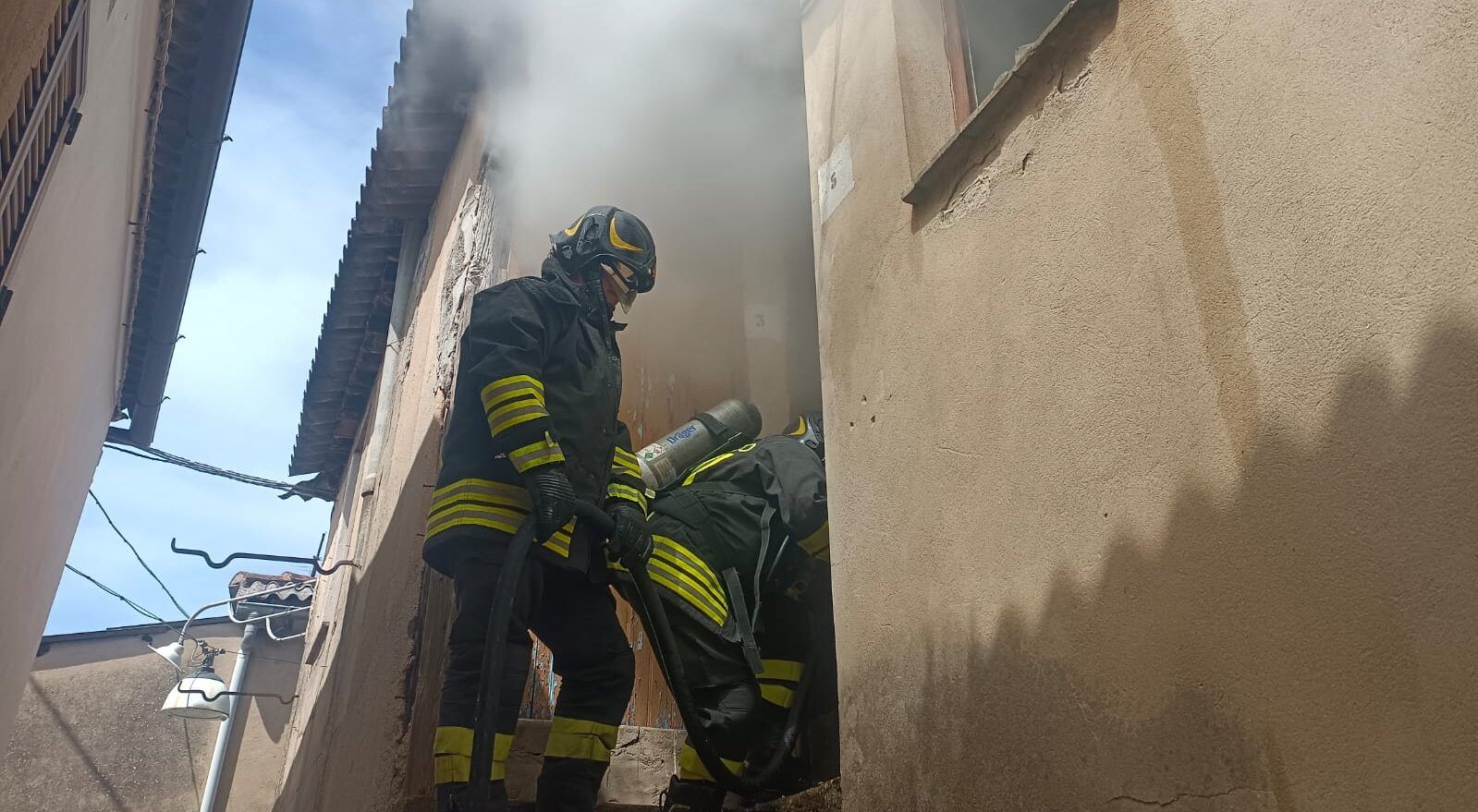 Due abitazioni in fiamme nel Vibonese, provvidenziale l’intervento dei Vigili del fuoco