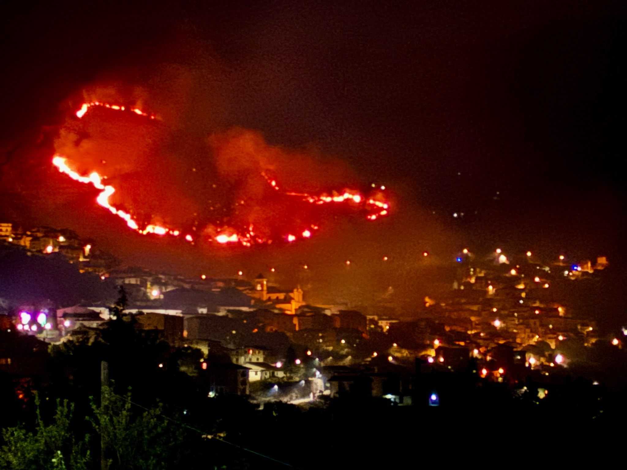 Emergenza incendi nel Cosentino, vasto rogo divampa a Lungro. Fiamme anche a Cetraro – FOTO