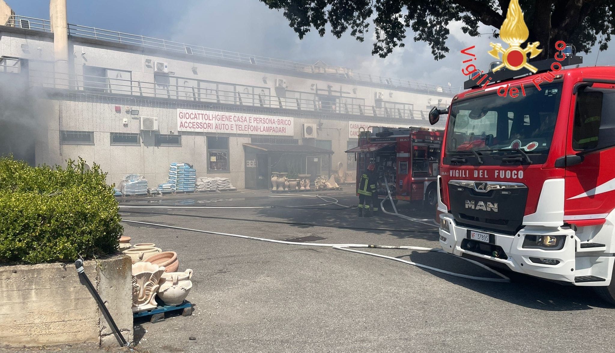 Fiamme in un negozio a Catanzaro, paura in viale Lucrezia della Valle – FOTO E VIDEO