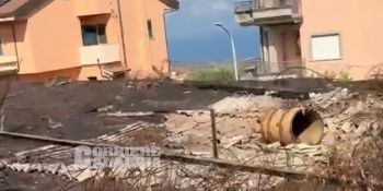 Vibo Valentia, fumi maleodoranti dopo il rogo vicino al Castello: avviate verifiche ambientali