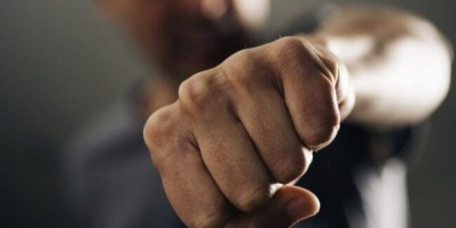 Brutale aggressione nel Cosentino, 16enne picchiato a sangue dallo zio perché gay