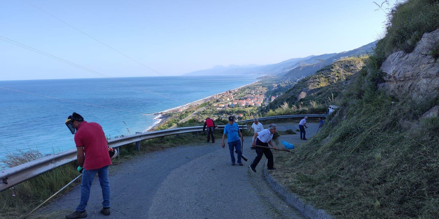 Imponente operazione di volontariato in corso in Camoli di Amantea