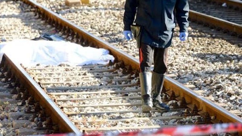 Tenta di attraversare i binari, 15enne muore colpito da un treno nel Bresciano