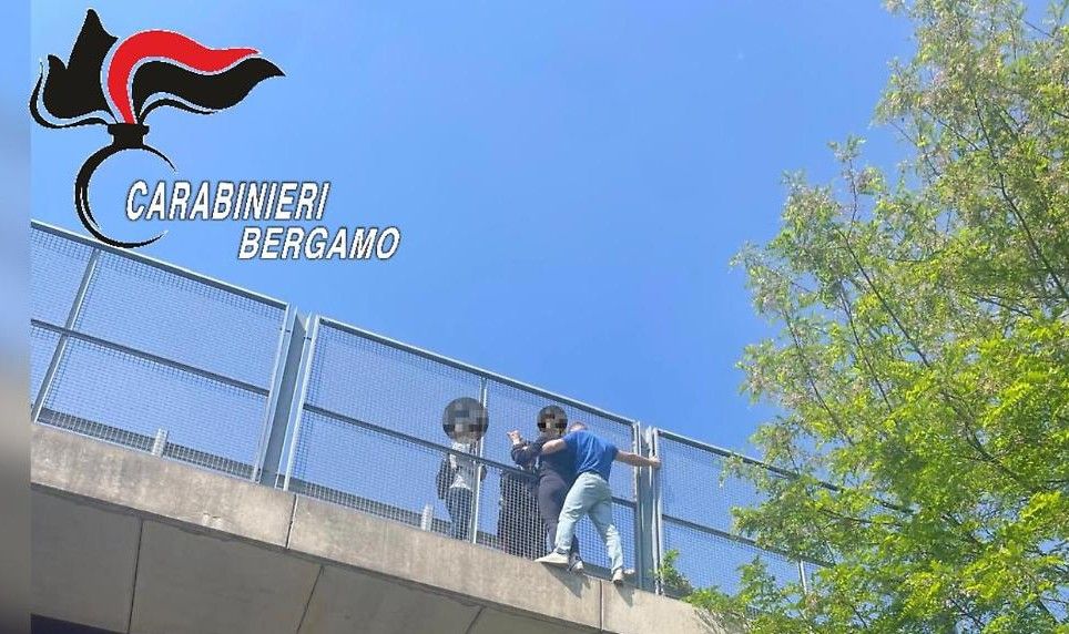 Carabiniere calabrese eroe, salva una donna dal suicidio