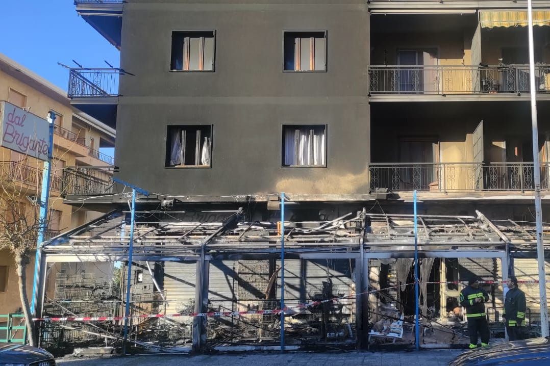 Incendio a Scalea, distrutto un negozio in pieno centro e famiglie evacuate – VIDEO