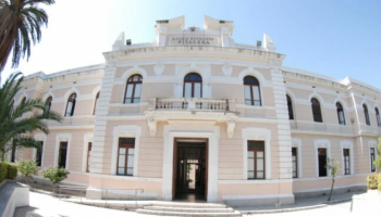 Forze dell’ordine al Liceo Pitagora di Crotone prima del corteo degli studenti, scoppia la polemica
