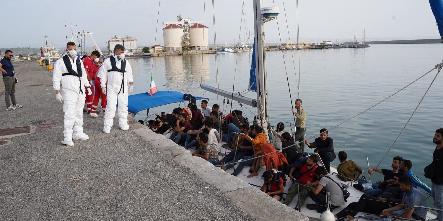 Crotone, tre sbarchi in un solo giorno: arrivati 208 migranti