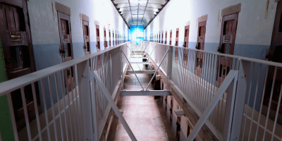 ’Ndrangheta, il “colabrodo” dell’Alta sicurezza: ordini, cellulari e vendette dei Manfredi da dietro le sbarre