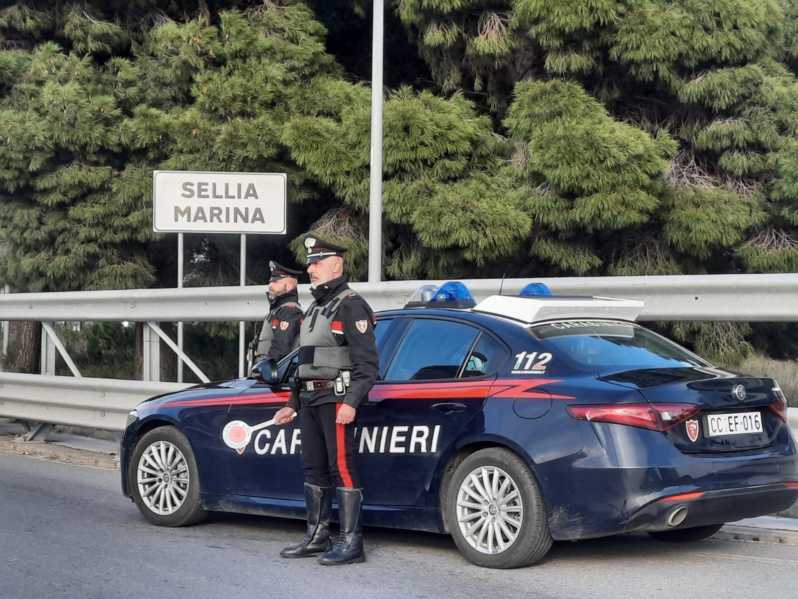 Controlli dei carabinieri a Sellia Marina e Soverato: un 26enne beccato con 4 coltelli serramanico
