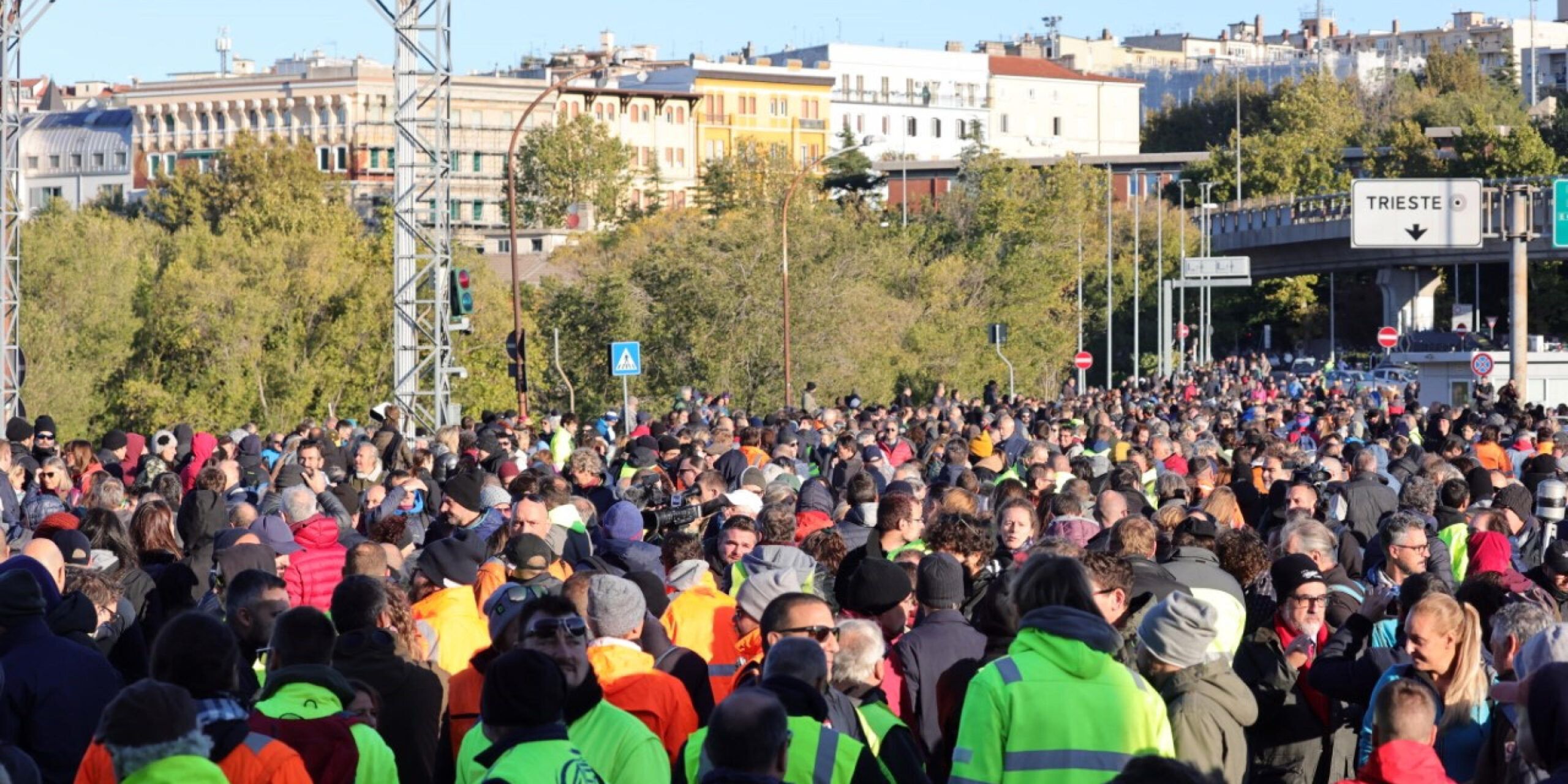 No pass, presidi nelle fabbriche. In tilt il porto di Trieste e blocchi a Genova