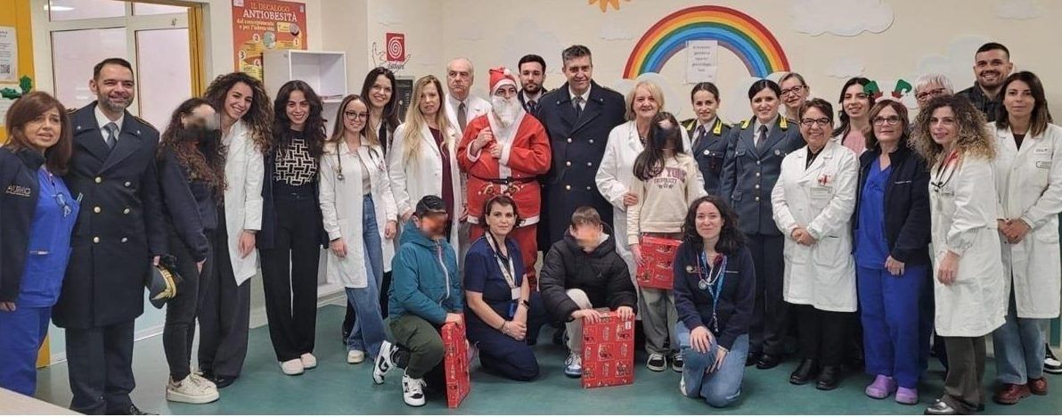 Catanzaro, la Guardia di Finanza consegna regali di Natale ai bambini di pediatria