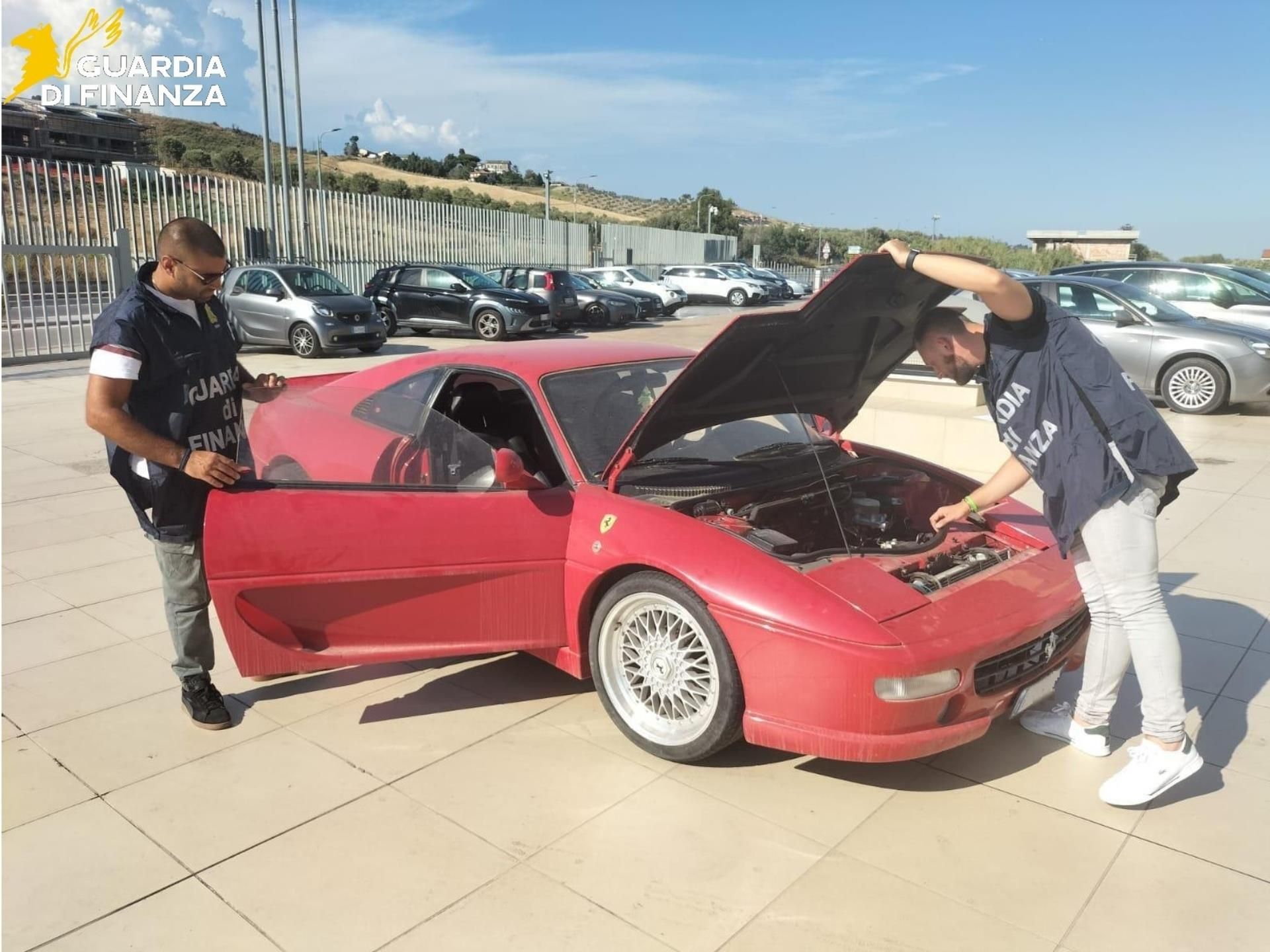 Catanzaro, sembra una Ferrari ma è falsa: confiscati stemmi, loghi e parti meccaniche – VIDEO