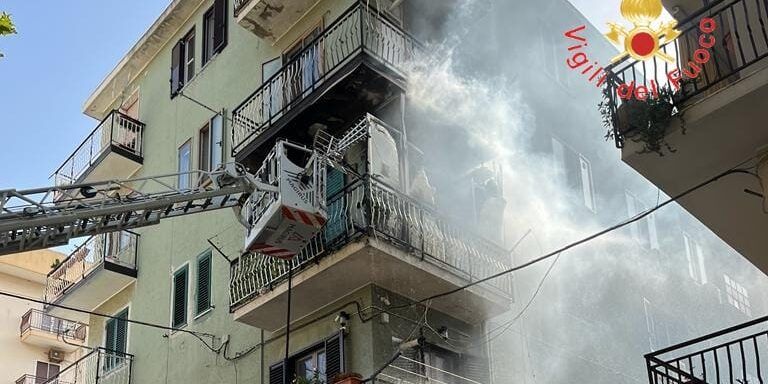 Incendio sul balcone di un palazzo a Crotone, i vigili del fuoco evitano il peggio – FOTO