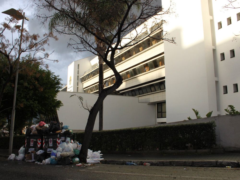 Se la spazzatura assedia il Palazzo