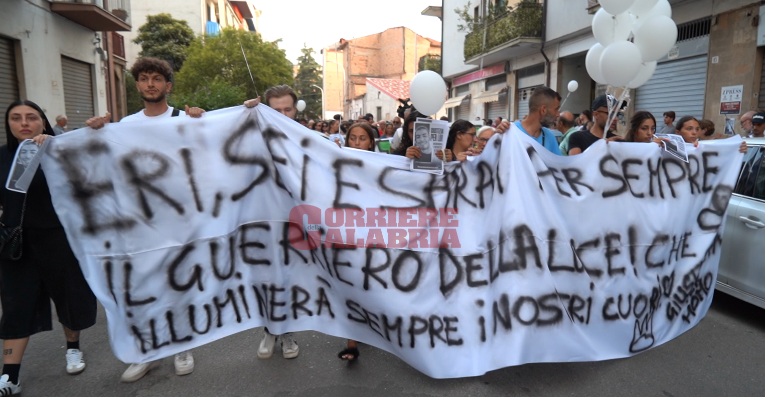 Cosenza chiede verità per Momo. La madre: «Credevo nella giustizia» – FOTO E VIDEO
