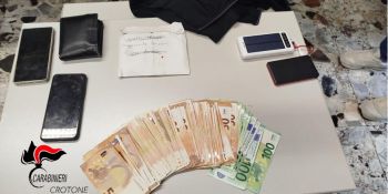 Fingono di essere il nipote e truffano un anziano: arrestati con 6.400 euro appena consegnati