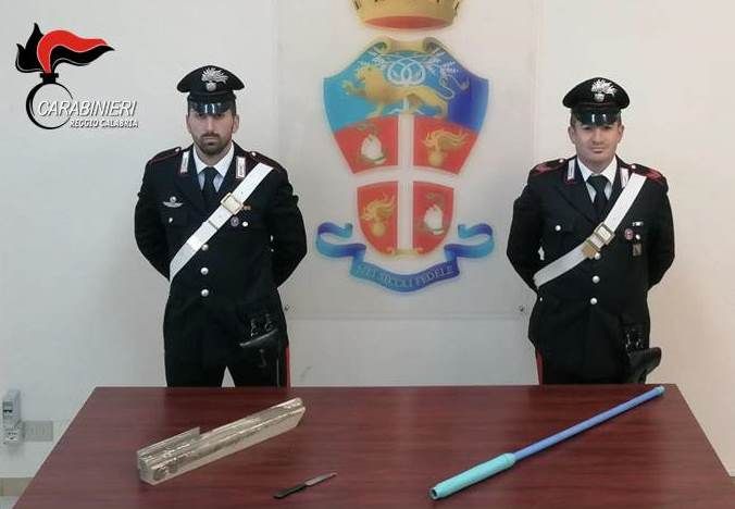 Aggredisce e terrorizza gli anziani genitori, arrestato 35enne a Roccella