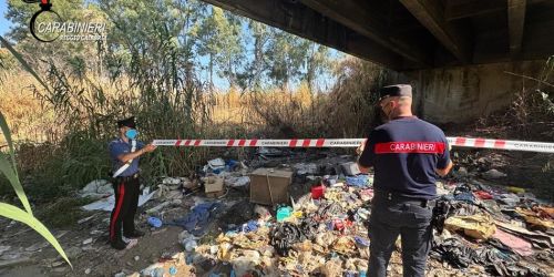 Discarica abusiva a cielo aperto su un terreno demaniale, la scoperta a Rizziconi