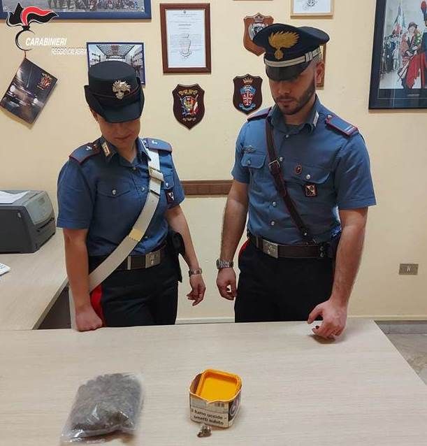 Marijuana in cucina e fra le sigarette, un arresto nel Reggino