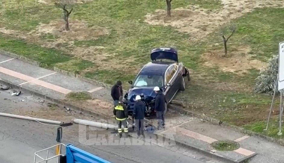 Cosenza, auto si schianta contro un palo della luce – VIDEO