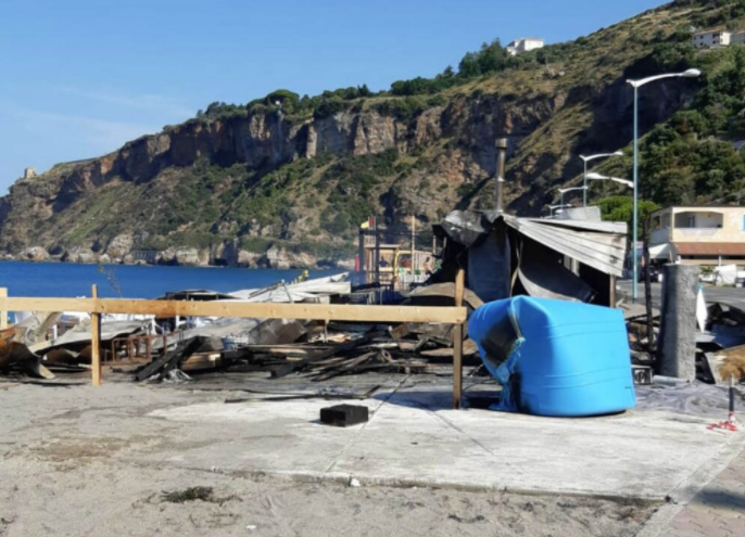 Cetraro, lido in fiamme nella notte. «Preoccupati per il presunto atto incendiario»