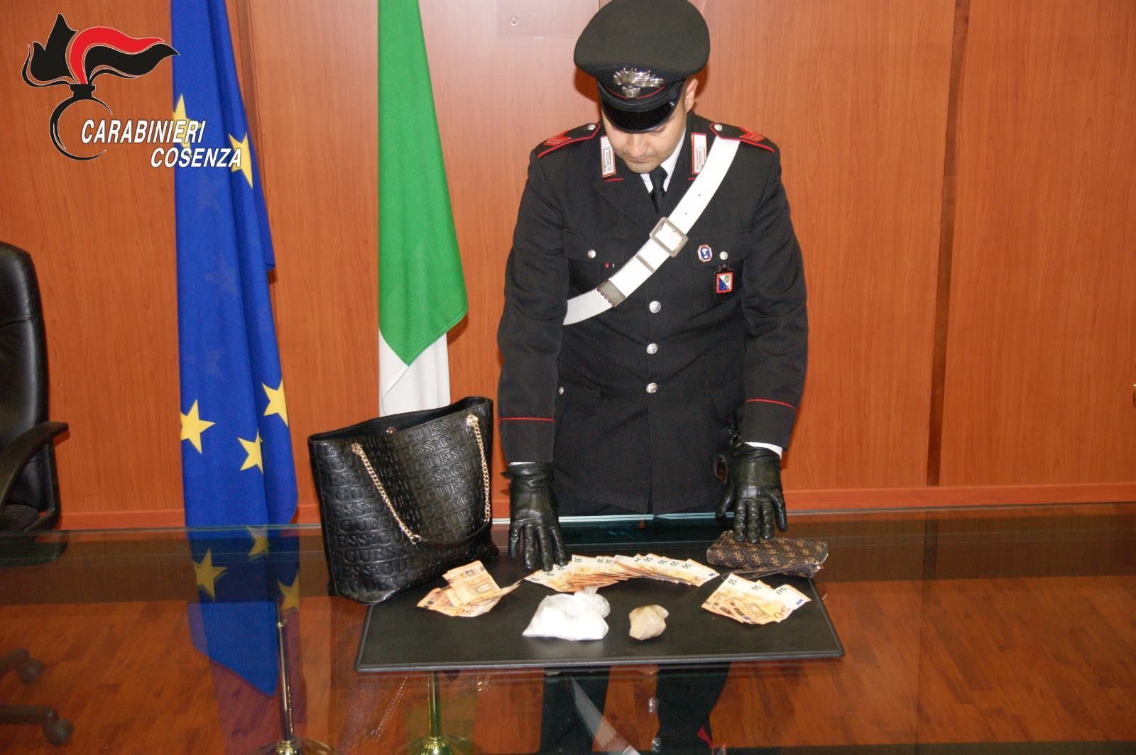 Nascondeva cocaina per un valore di 50mila euro, 36enne arrestata a Cosenza