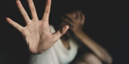 «Non sei capace di partorire». Marito (e padre) condannato per maltrattamenti in famiglia