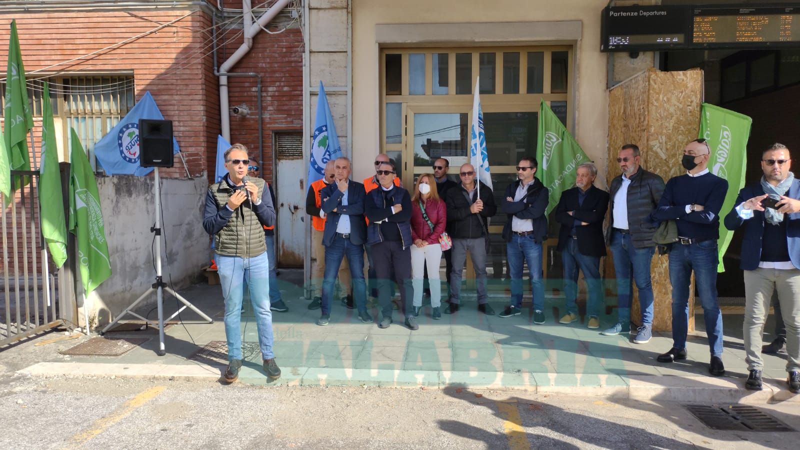Aggressioni e carenza di personale, le forze di Polizia: «Taser e nuove leggi per difenderci» – VIDEO E FOTO