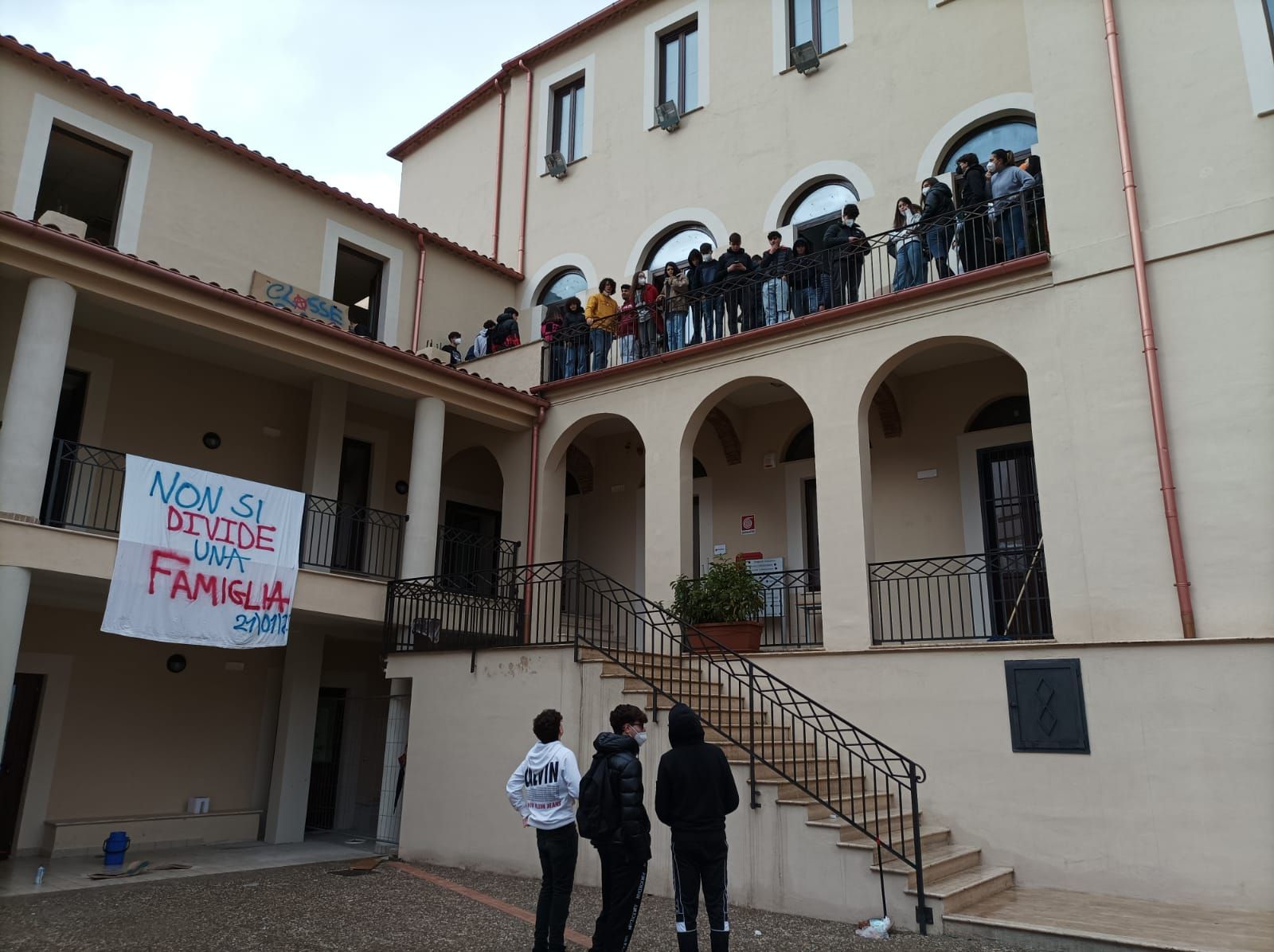 Cosenza, gli studenti del Telesio occupano il “nuovo” plesso – FOTO E VIDEO