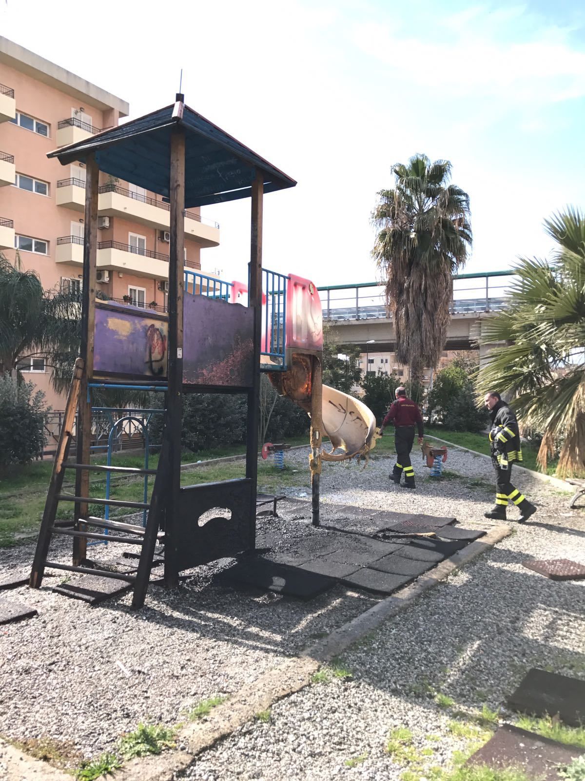 In fiamme il parco giochi di Reggio. Il sindaco: «Presto la nuova giostra»